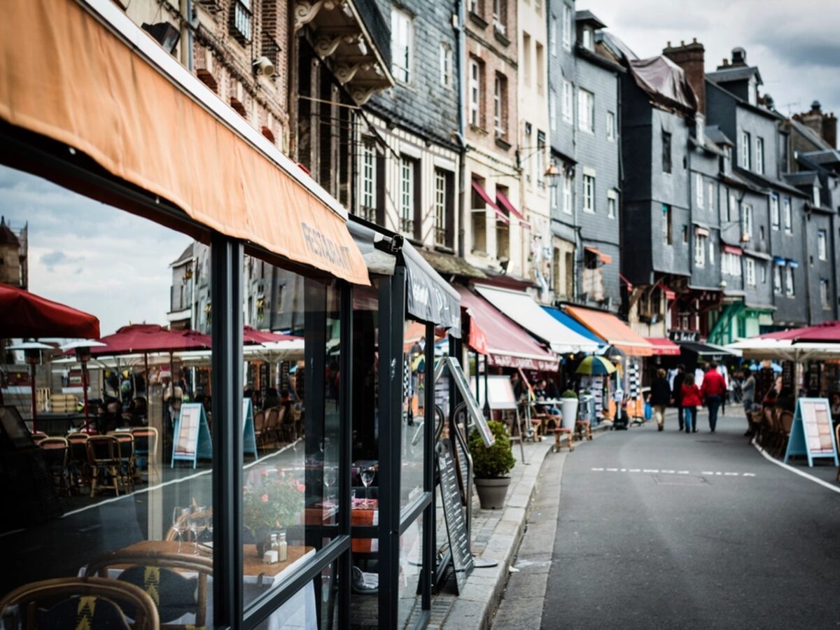 La rue commerçante d'une petite ville française