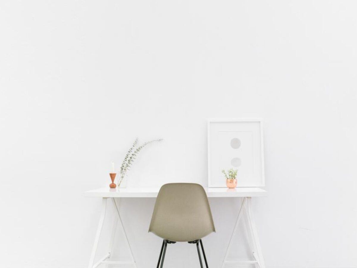 Un bureau clair et rangé